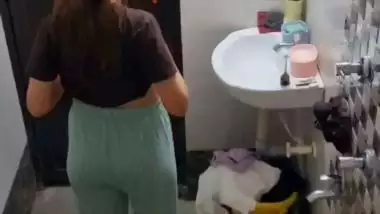 Neighbor girl boobs show before bathing viral MMS