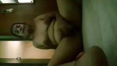 Desi girl fingering in washroom