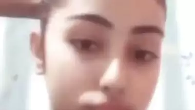 18 yr old Punjabi girl exposes soft boobs in nude video