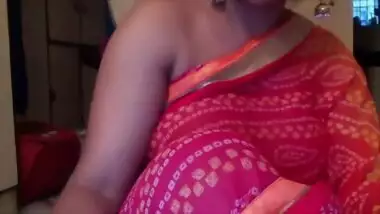 Whore welcomes Desi viewers to see her huge sex parts during XXX posing