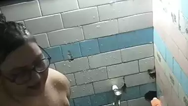 Chubby MILF bathing caught by neighbor viral MMS