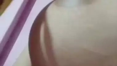 Bengali girl playing with boobs and pussy viral videos