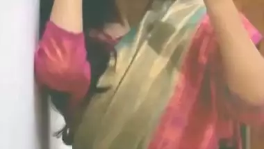 Mallu girl in saree and in topless viral video making