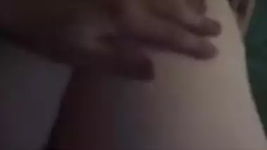 Сладенькая попка сексуально насаживается на упругий член ( домашнее видео )