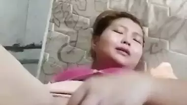 Hot Nepali sex video of a hot babe fucking with a cucumber