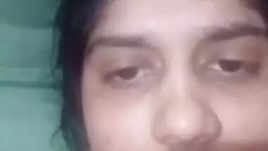 Cute Desi girl Shows Her Boobs