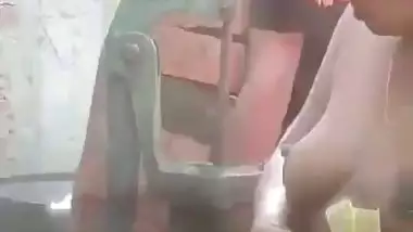 Neighbor aunty bathing with son entering viral MMS