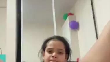 Indian nude babe records her fingering MMS for fun