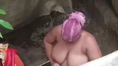 Tanker bhabhi bathing outdoor caught by neighbor