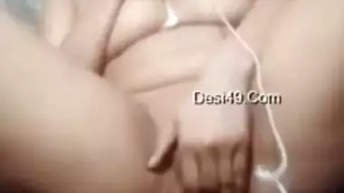 Indian woman masturbates pussy in front of the hubby before sex