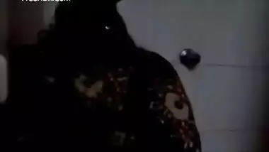 Indian MILF allows guy to film a XXX story about her sex body parts