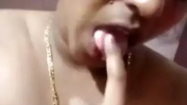 Desi nude milf shoots her naked MMS for her lover