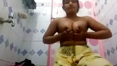Desi bathroom striptease video