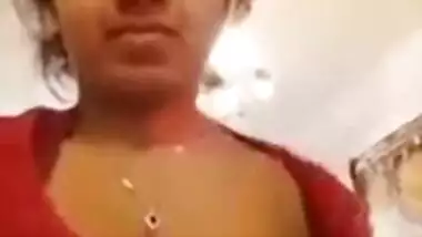 Desi cute bhabi showing her boobs nipple