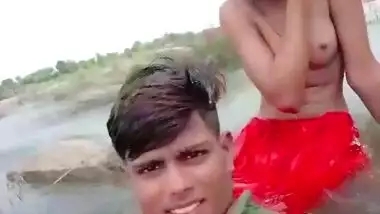 Dehati Lovers enjoying outdoor bathing on selfie cam