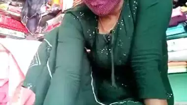 Horny Desi XXX woman in green salwar shows her ass and pussy