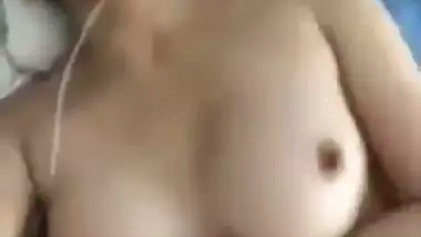 Indian nude girl shows her big, tight boobs in MMS