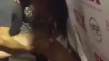 බාතෘම් එක ඇතුලේ තියන් ගහන එක ලංකාවේ