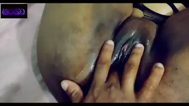 නෝනාගේ හිලේ ලොකූ boss fingering wife pussy