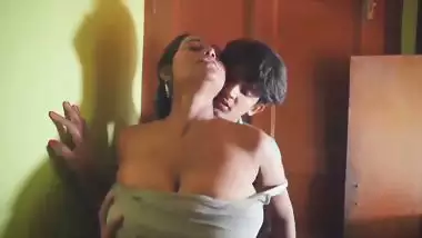 Pervert squeezes stepmom’s milk tanks in Telugu xxx video