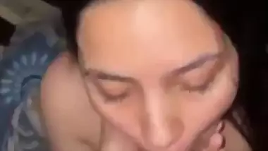 Delhi babe gives a sexy blowjob in Indian sex video